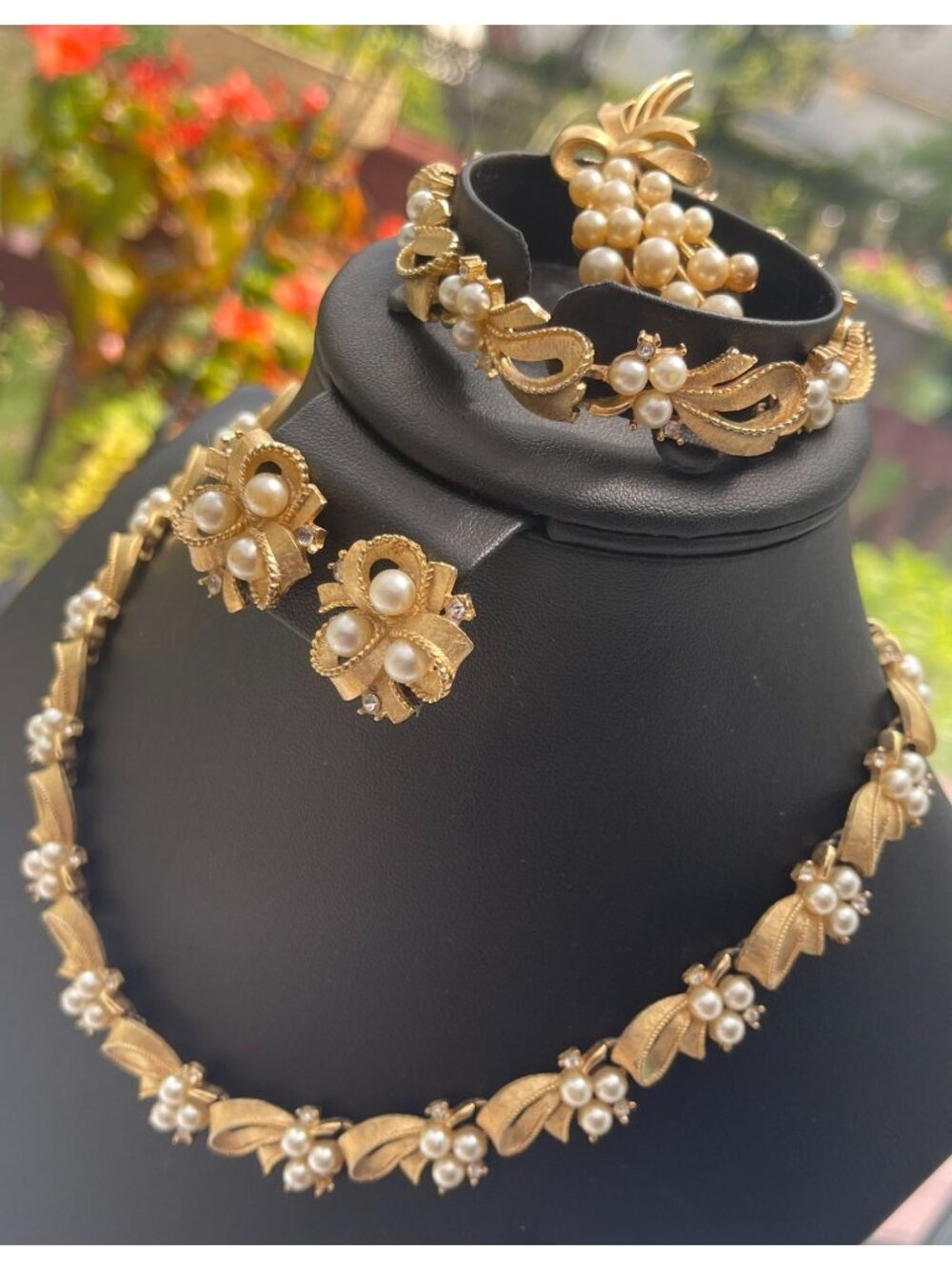 Crown Trifari 1960s Gold Tone Metal Bow & Faux Pearl Necklace Bracelet Earrings